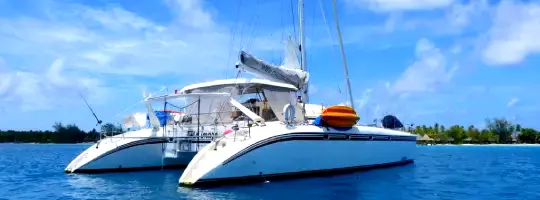 catamaran au mouillage à Tahiti